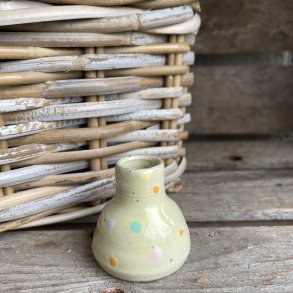 Vase i lysegul med multi dots