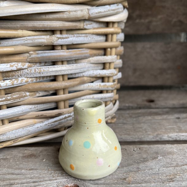 Vase i lysegul med multi dots