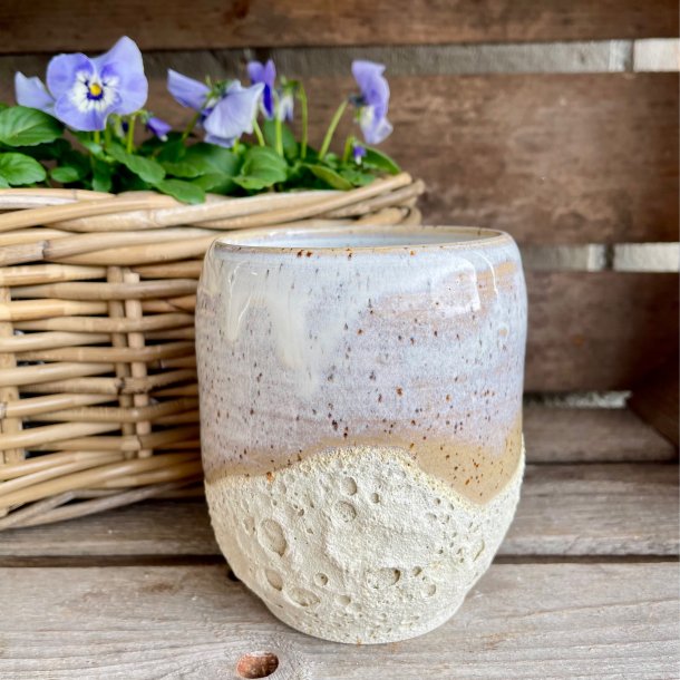 Vase i flotte hvide og bl� tonen sammen med krater glasur