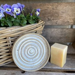 S�besk�l i den smukke hvide og bl� glasur