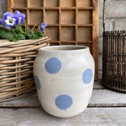 Hvid vase med store lysebl� dots
