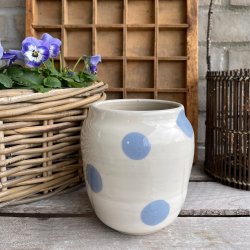 Hvid vase med store lysebl� dots