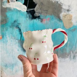 Kop med kirseb�r og fin snoet hank