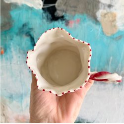 Kop med kirseb�r og fin snoet hank