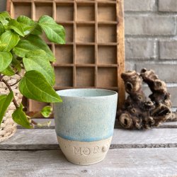 Mor kop i lysebl� glasur