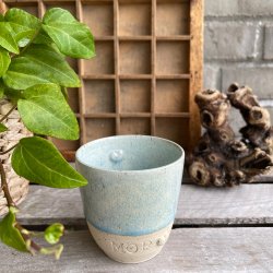 Mor kop i lysebl� glasur