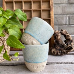 Mor kop i lysebl� glasur