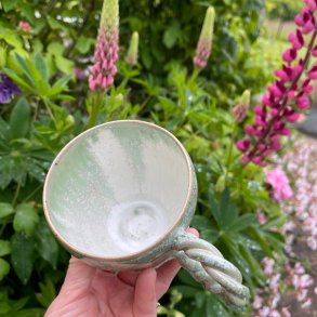 Kop med snoet hank i smukke krystaller