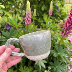 Kop med snoet hank i smukke krystaller