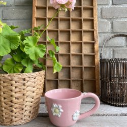 Kop med smukke blomster