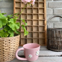 Kop med smukke blomster