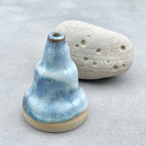 Vase i organiske former og bl� toner