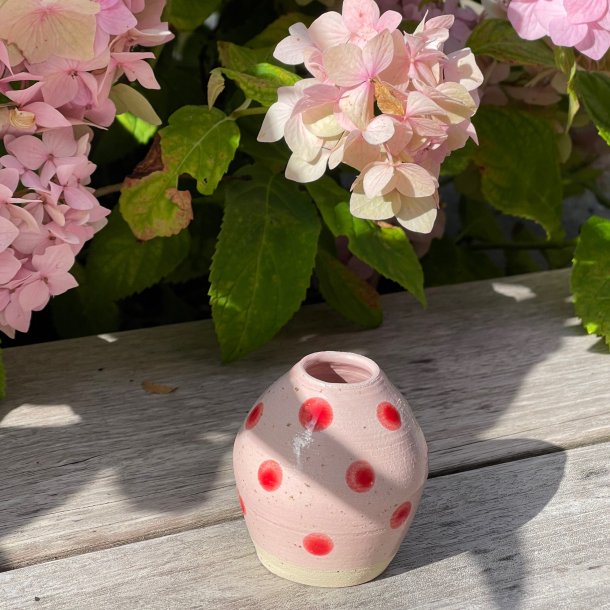 Vase, lyser�d med r�de dots