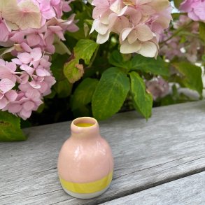 Vase, gul og lyser�d