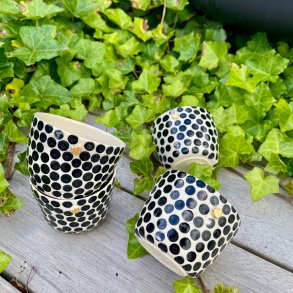 Kop med guld hjerte og sorte dots