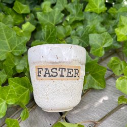 Faster kop i den flotte kraterglasur