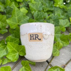 Kop i krater glasur med teksten HR 