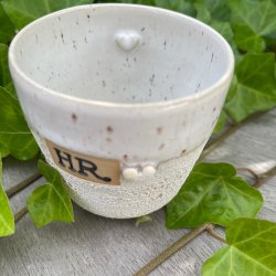 Kop i krater glasur med teksten HR 