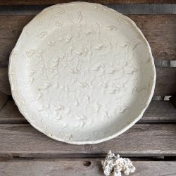 Smukt fad i r�hvid glasur