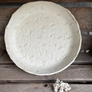 Smukt fad i r�hvid glasur