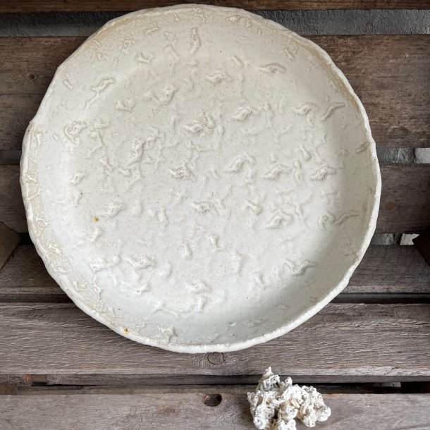 Smukt fad i r�hvid glasur