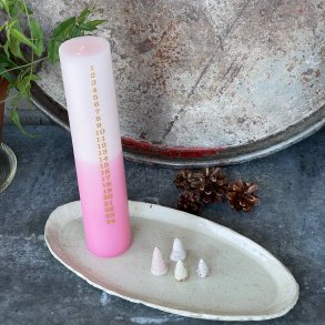 Smukt fad i lys glasur med masser af sm� guld nister 