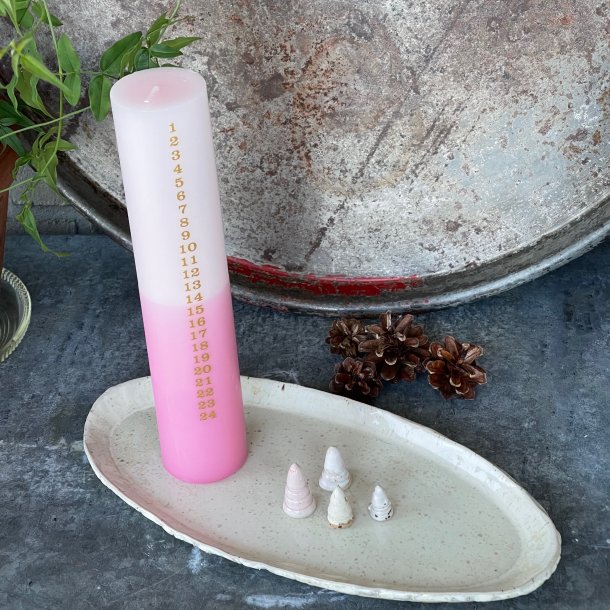 Smukt fad i lys glasur med masser af sm� guld nister 