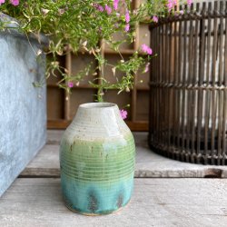 Lille vase i smukke gr�nne nuancer