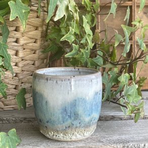 Espresso kop i bl� og hvide nuancer i samspil med den fine krater glasur