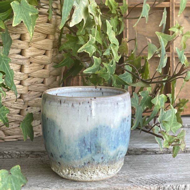 Espresso kop i bl� og hvide nuancer i samspil med den fine krater glasur