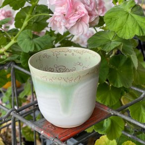 Kop, hvid mat sammen den smukke gr�nne krystal