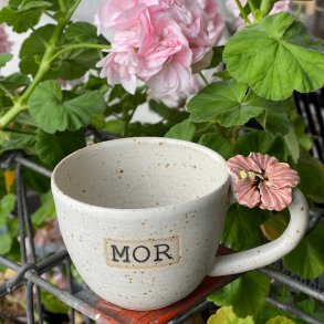 Mor kop med blomst p� hanken, creme