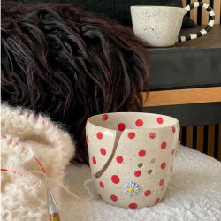 Garnsk�l med r�de dots og blomster