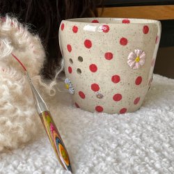 Garnsk�l med r�de dots og blomster