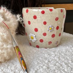 Garnsk�l med r�de dots og blomster