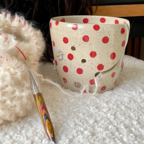 Garnsk�l med r�de dots og blomster