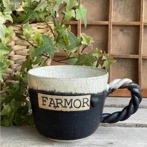 Farmor kop i sort og de smukke krystaller