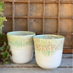 Kop, hvid mat sammen den smukke gr�nne krystal