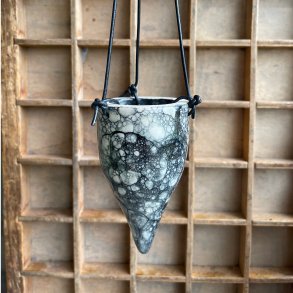 H�ngepotte i sort bobleglasur