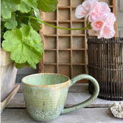 Kop med hank i smuk gr�n glasur