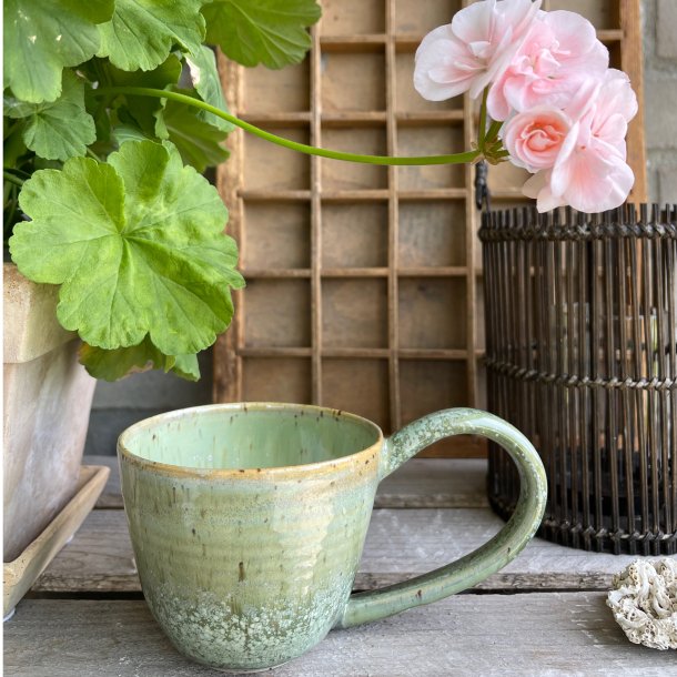 Kop med hank i smuk gr�n glasur