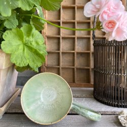 Kop med hank i smuk gr�n glasur