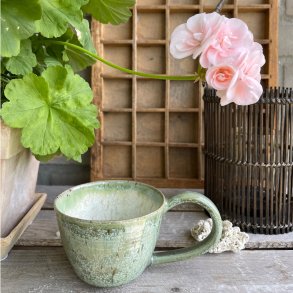 Kop med hank i de smukke krystaller