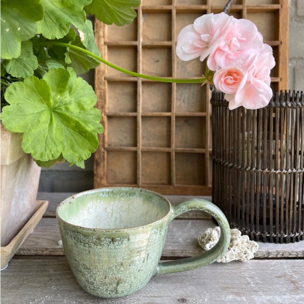 Kop med hank i de smukke krystaller