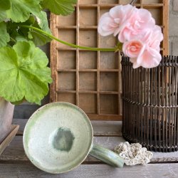 Kop med hank i de smukke krystaller