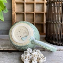 Kop med hank i de smukke krystaller