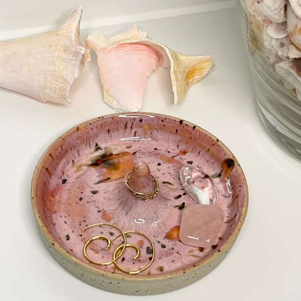 Smykkesk�l med ringholder i den smukke Flower Power glasur