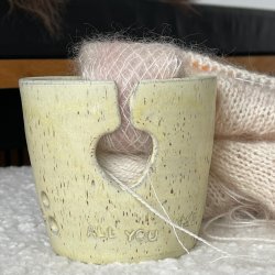 Garnsk�l med teksten � All you knit is love�