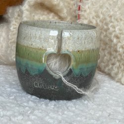 Garnsk�l i smukke gr�nne nuancer med teksten �Knitting is my yoga�