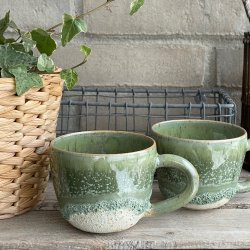 Kop med hank i de smukke gr�nne krystaller kombineret med krater glasur